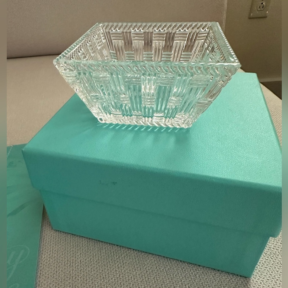 TIFFANY & Co. 4” SQUARE WOVEN CRYSTAL NUT BOWL NEW OLD STOCK 2010 BOX & CATALOG